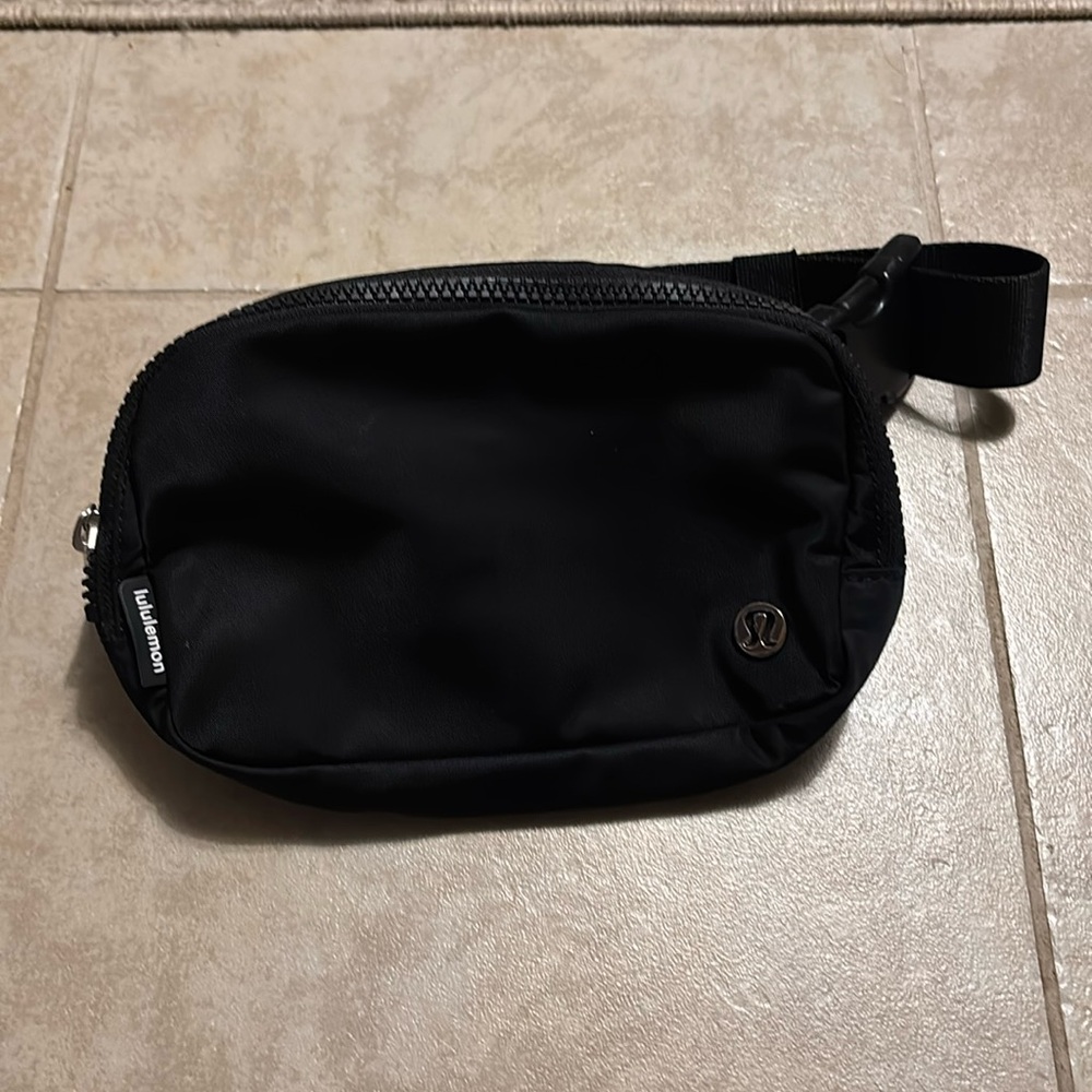 Lululemon Everywhere Belt Bag Black 1L